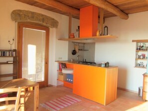 Réfrigérateur, batterie de cuisine, vaisselle et ustensiles