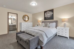 3 bedrooms, desk, iron/ironing board, free WiFi - Modern trail-adjacent home with primary suite and fenced yard (Lacey)