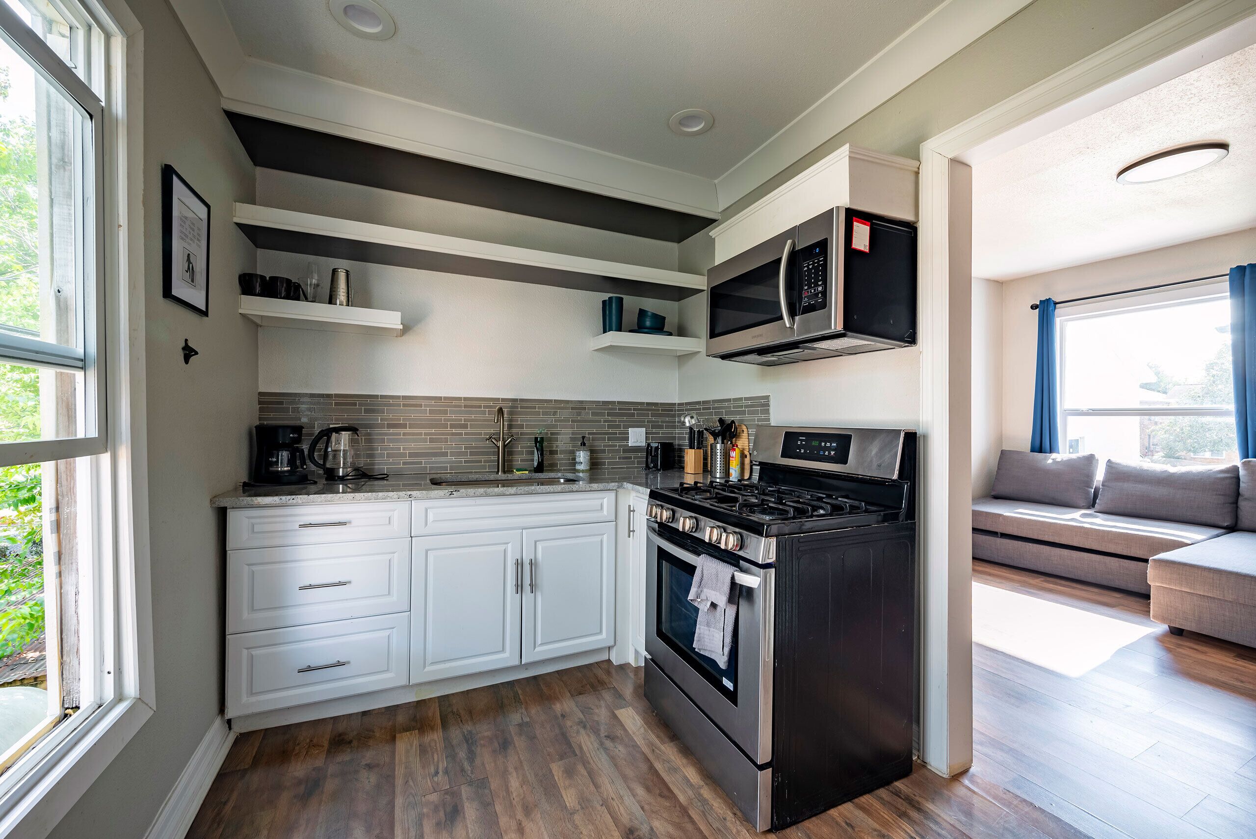 冷蔵庫、電子レンジ、オーブン、コンロ