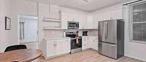 Jääkaappi, mikroaaltouuni, uuni, liesi