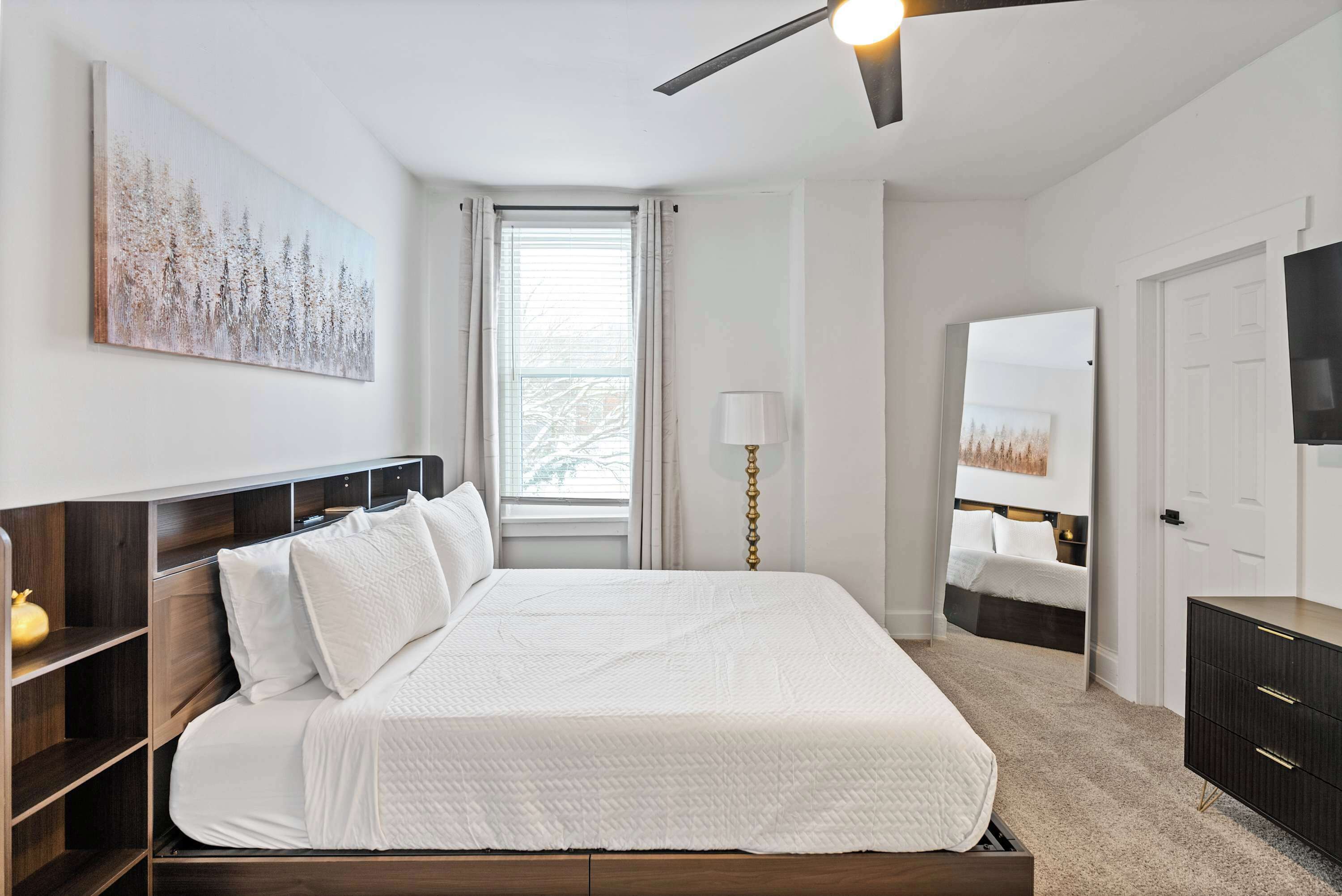 3 bedrooms, desk, iron/ironing board, travel crib