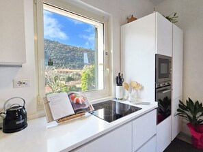Kühlschrank, Mikrowelle, Ofen, Geschirrspüler