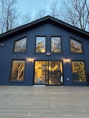 Exterior - Big Basswood Lodge / Cozy Lake Escape / Poconos /Near Skiing / Family Friendly (Big Bass Lake)