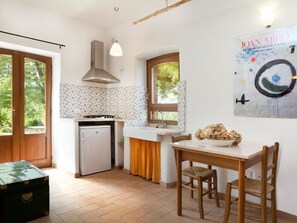 Refrigerador, horno y utensilios de cocina 