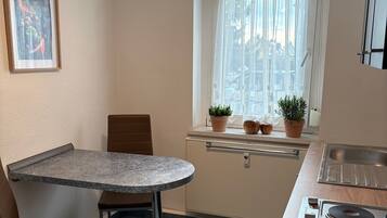 Kühlschrank, Herdplatte, Wasserkocher mit Kaffee-/Teezubehör