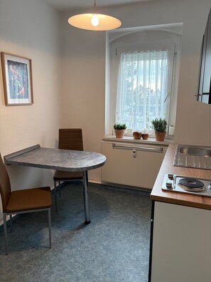 Fridge, stovetop, coffee/tea maker, electric kettle