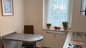 Kjøleskap, kokeplater, kaffetrakter/tekoker og vannkoker