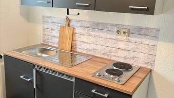 Kühlschrank, Herdplatte, Wasserkocher mit Kaffee-/Teezubehör