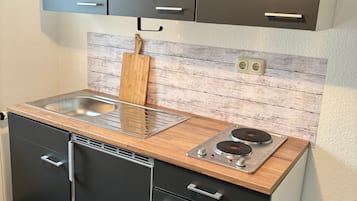 Kjøleskap, kokeplater, kaffetrakter/tekoker og vannkoker