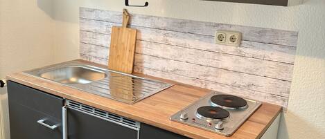 Fridge, stovetop, coffee/tea maker, electric kettle