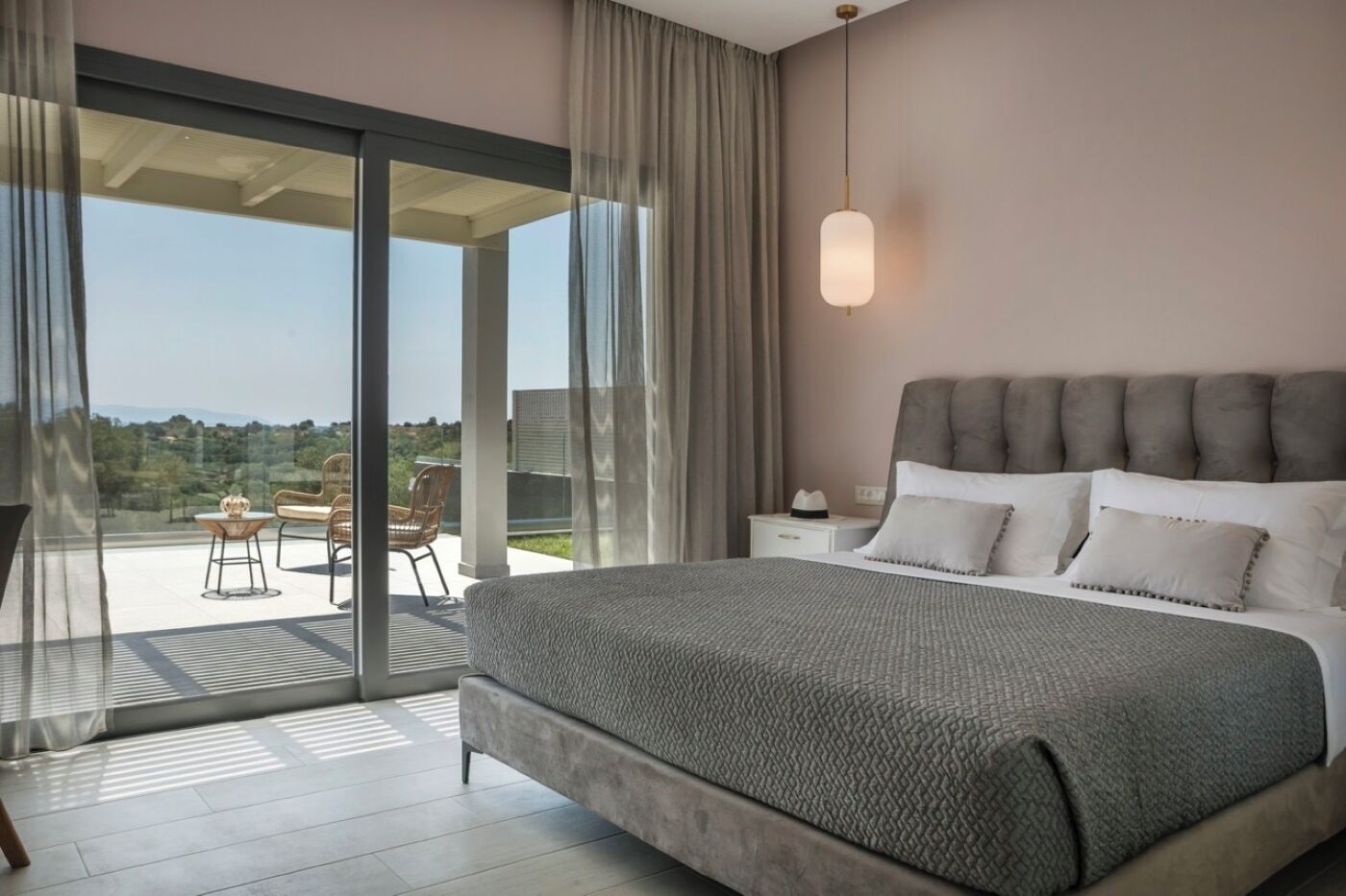 2 habitaciones y tabla de planchar con plancha 