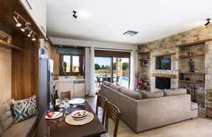 TV - Muses Beach Villas - Erato (Palekastro)