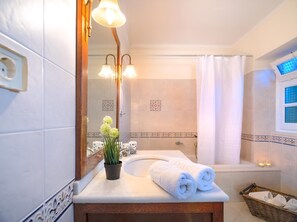 house - Charming Historic Cottage with Walled Courtyard in Agios Stephanos (Corfu)
