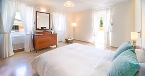 house - Charming Historic Cottage with Walled Courtyard in Agios Stephanos (Corfu)