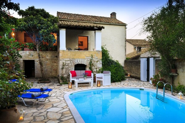 house - Charming Historic Cottage with Walled Courtyard in Agios Stephanos (Corfu)