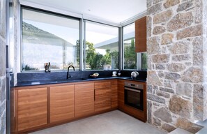 Refrigerador, horno, lavavajillas y comedor 