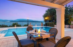 Outdoor dining - Nafsika - Spacious Villa with Spectacular Sea Views near Agios Stephanos (Sinion)