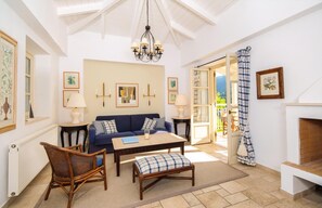 TV - Cosy Villa with Sea-and-Mountain Views near Agios Nikitas (Lefkada)