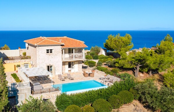 A two-story stone house with a swimming pool, surrounded by trees and overlooking the sea. - Cosy Villa with Sea-and-Mountain Views near Agios Nikitas (Lefkada)
