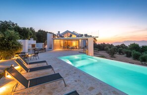 Pool - Stylish Villa with Infinity Pool & Roof Terrace near Agios Stephanos (Corfu)