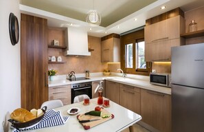 Jääkaappi, uuni, astianpesukone, ruokailupöytä