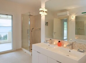 house - Villa Christianna - Elegant Villa with Magnificent Sea Views near Agios Stephanos (Corfu)