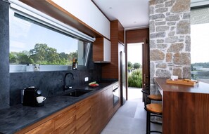 Refrigerador, horno, lavavajillas y utensilios de cocina 