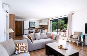 TV - Beautiful Contemporary Villa with Spacious Rooms and Stunning Sea Views (Corbara)