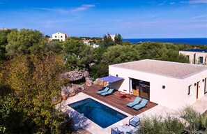 A heated pool - Beautiful Contemporary Villa with Spacious Rooms and Stunning Sea Views (Corbara)