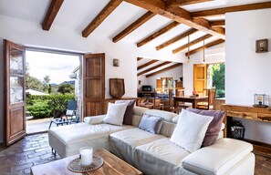 TV - Charming Converted Bergerie near Shops, Restaurants and Porto Vecchio (Sotta)