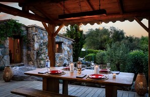 Outdoor dining - Charming Converted Bergerie near Shops, Restaurants and Porto Vecchio (Sotta)