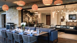 A modern interior with a dining area, a living room, and a kitchen. - Stylish Signature Villa with Heated Pool close to the Beach (Pianottoli-Caldarello)