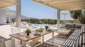 Outdoor dining - Stylish Villa with Ainos and Sea Views set in Mature Gardens near Trapezaki (Kefalonia)