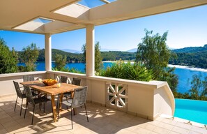 Outdoor dining - Villa Georgia - Elegant Villa with Stunning Views near Beach & Bella Mare Hotel (Kassiopi)