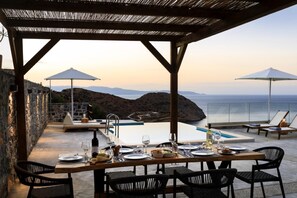 Outdoor dining - Mochlos Harbour View (Sitia)