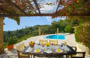 Outdoor dining - Spacious Villa with Stunning Sea Views near Agios Stephanos (Corfu)