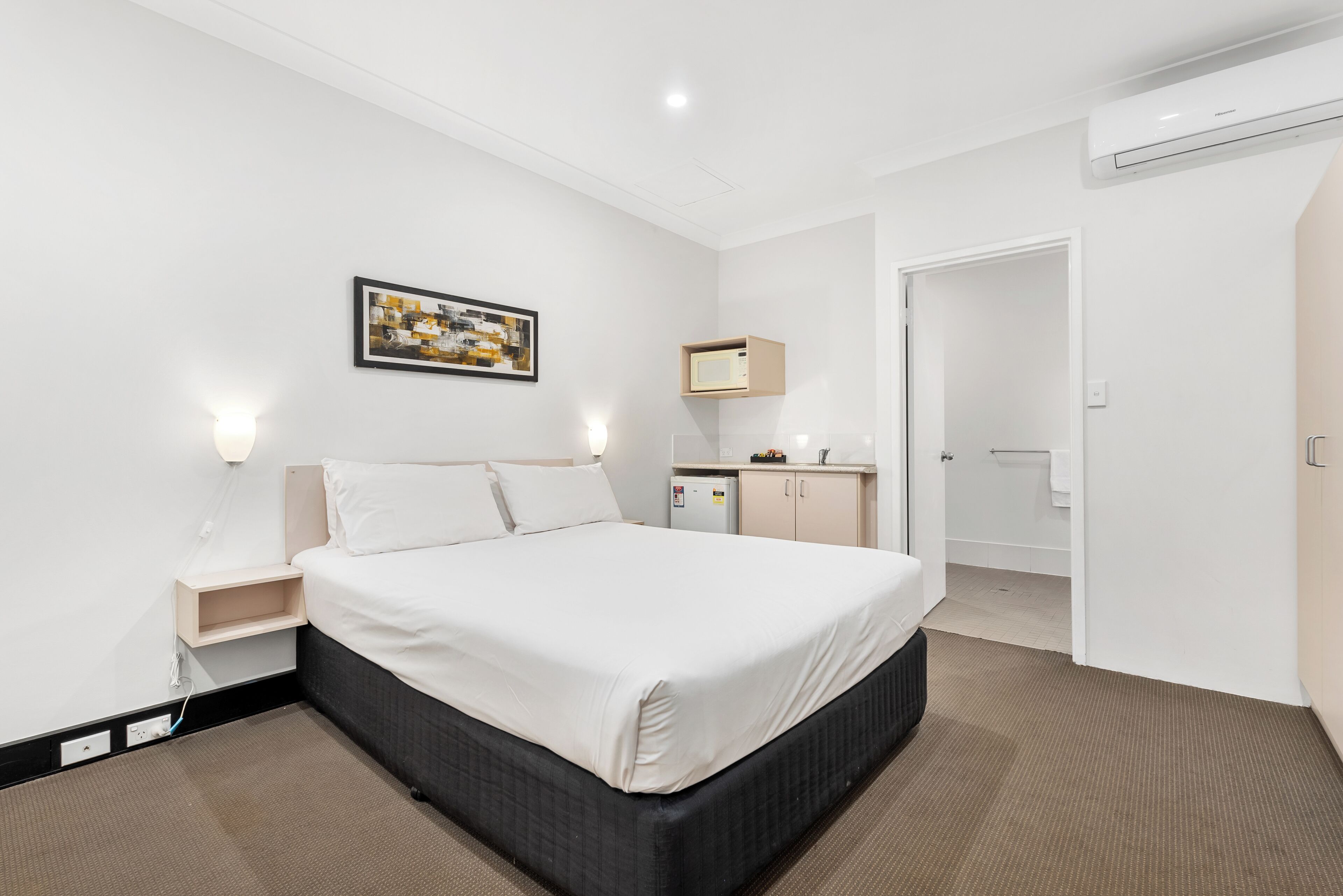 Deluxe Twin Room | Laptop workspace, iron/ironing board, free WiFi, wheelchair access