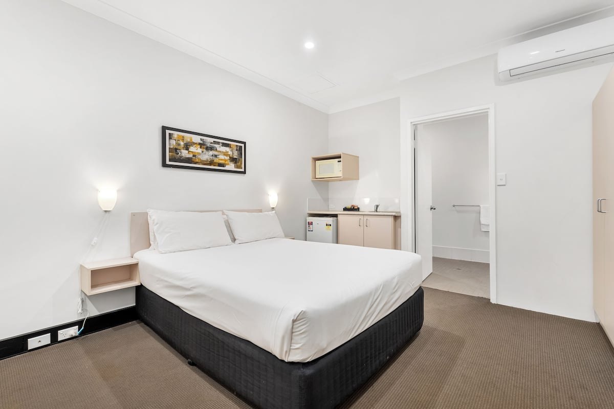 Deluxe Twin Room | Laptop workspace, iron/ironing board, free WiFi, wheelchair access