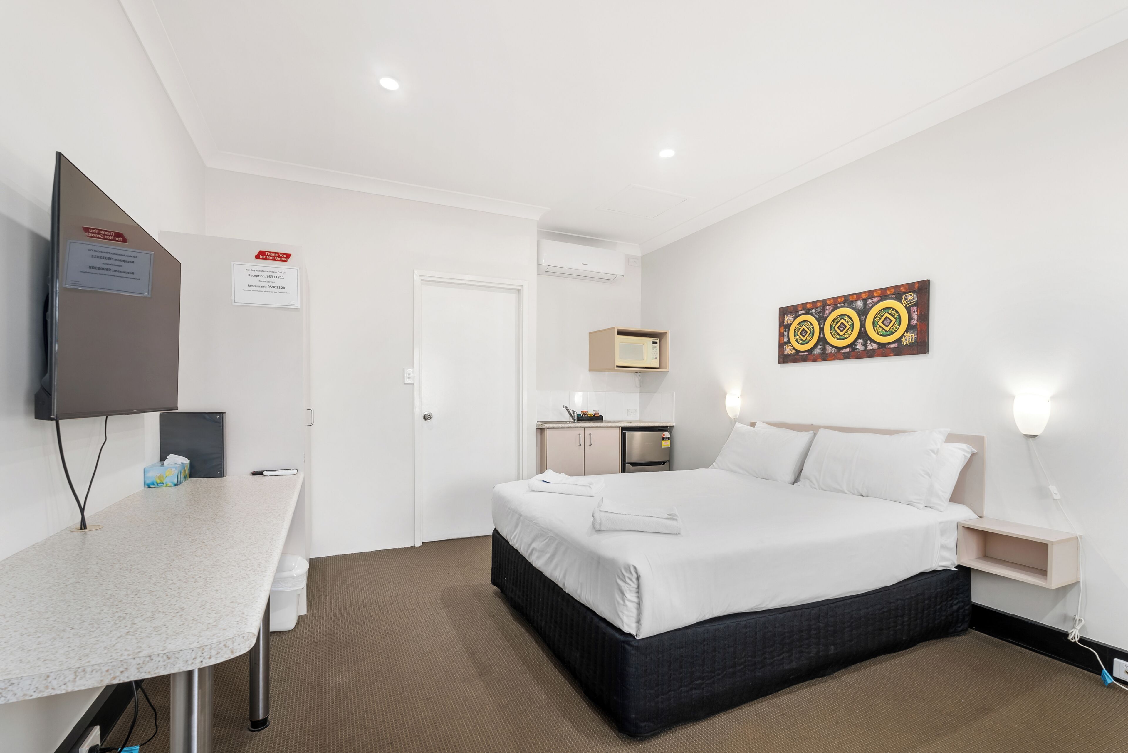 Deluxe Room, 1 Queen Bed | Laptop workspace, iron/ironing board, free WiFi, wheelchair access