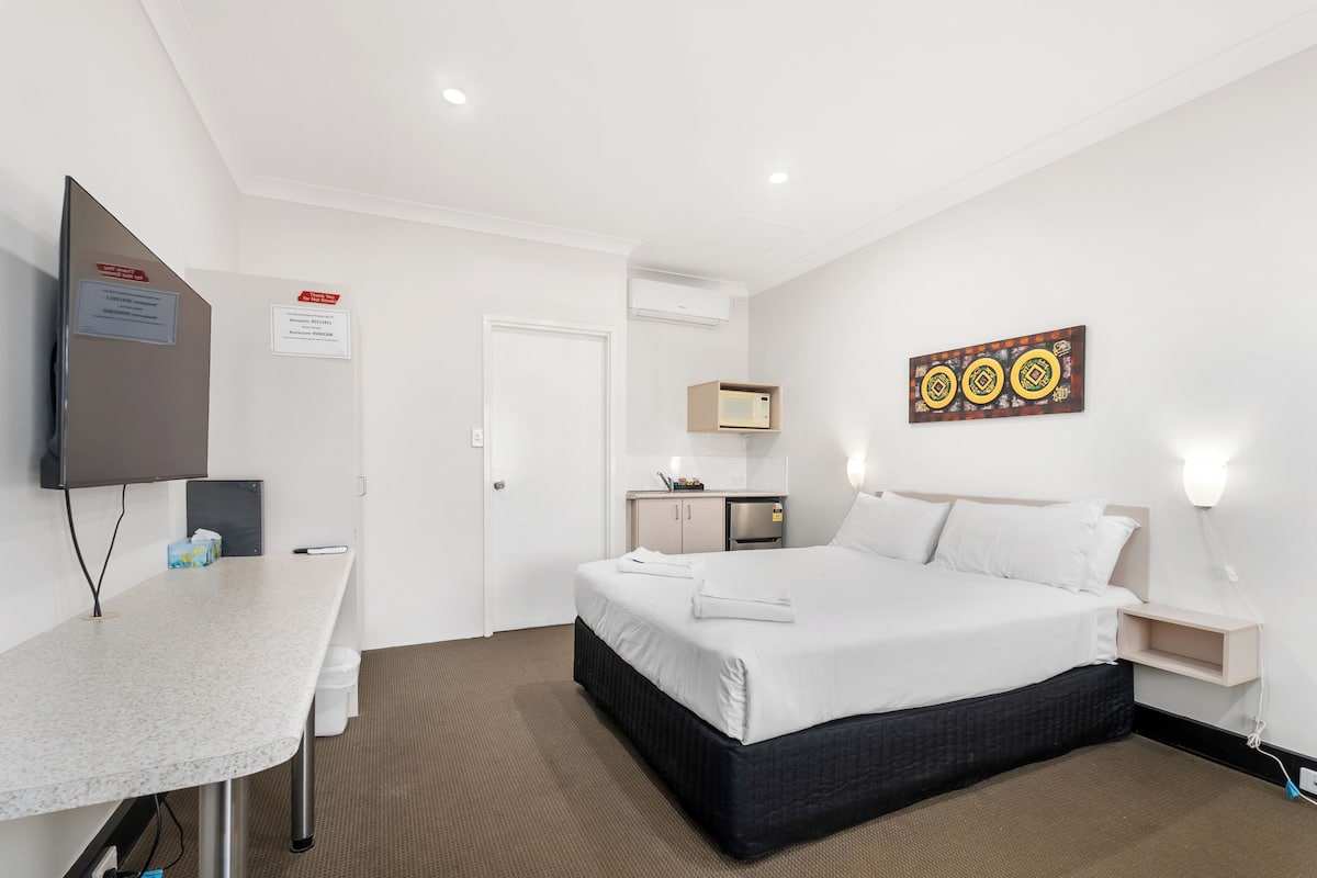 Deluxe Room, 1 Queen Bed | Laptop workspace, iron/ironing board, free WiFi, wheelchair access