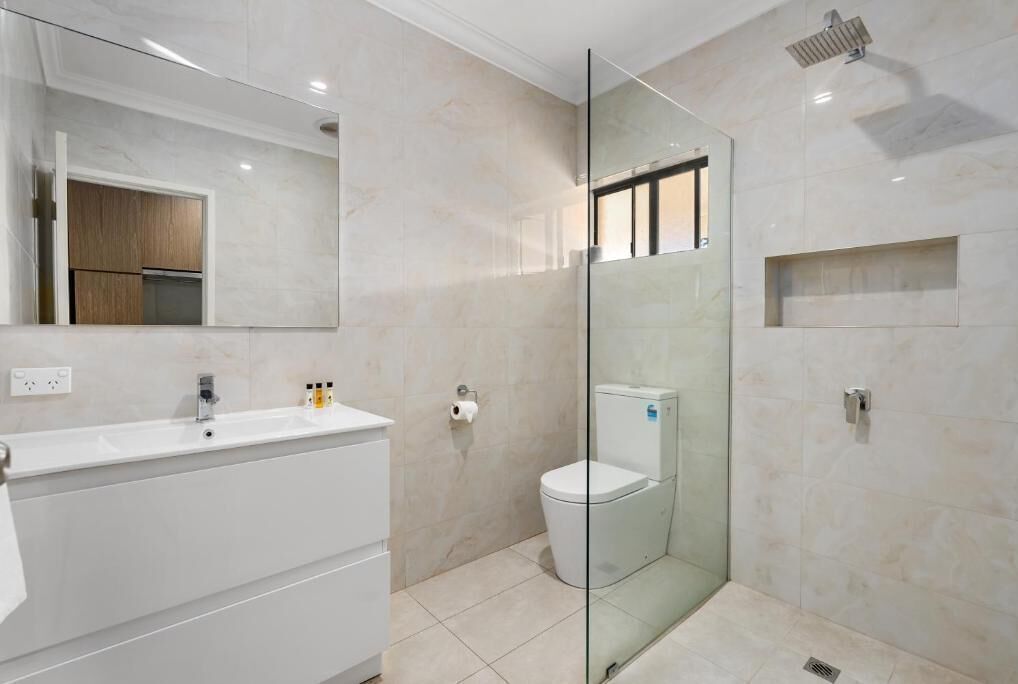 Badewanne und Dusche (separat), kostenlose Toilettenartikel