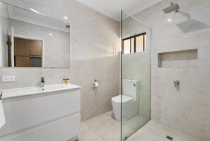 Badewanne und Dusche (separat), kostenlose Toilettenartikel