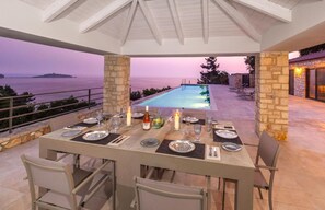 Outdoor dining - Charming Villa with 20m Infinity Pool & Sea Views near Beach (Paxos)