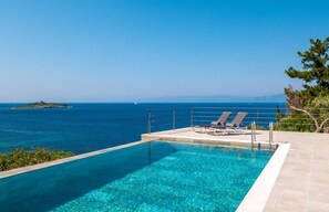 Pool - Charming Villa with 20m Infinity Pool & Sea Views near Beach (Paxos)