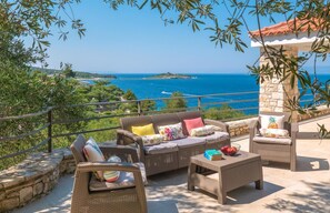 Property grounds - Charming Villa with 20m Infinity Pool & Sea Views near Beach (Paxos)