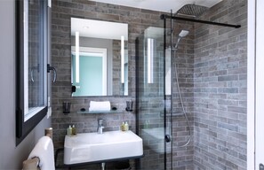 Hair dryer, towels, soap, shampoo - Stylish Villa with Sublime Sea Views, Heated Pool and Boules Pitch (Zonza)