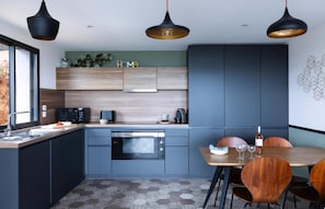 Kühlschrank, Mikrowelle, Ofen, Geschirrspüler