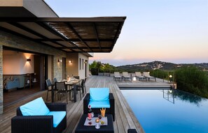 A heated pool - Stylish Villa with Sublime Sea Views, Heated Pool and Boules Pitch (Zonza)