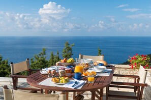 Outdoor dining - Secluded Family Villa with Stunning Sea Views near Gaios (Paxos)