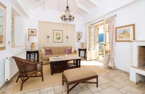 TV - Cosy Villa with Sea-and-Mountain Views near Agios Nikitas (Lefkada)